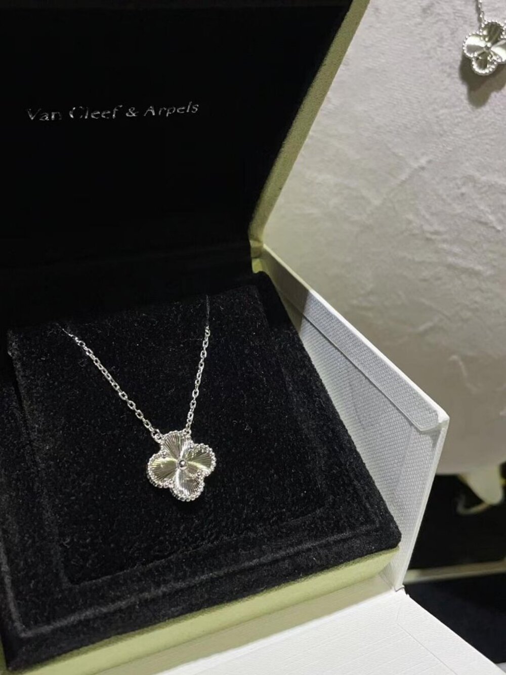 😐️VCA😐️ Laser-Cut Single-Flower Necklace